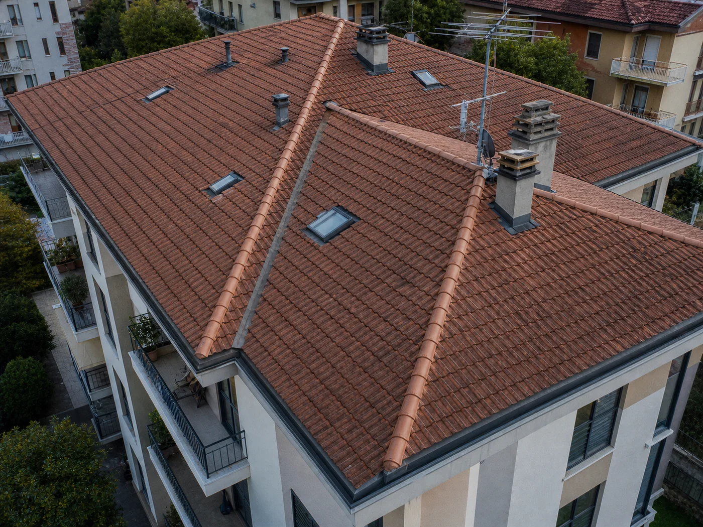 Fotografia reale di copertura condominiale vista da drone